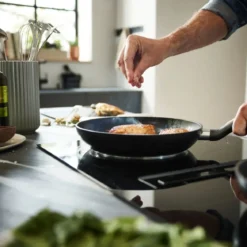 Fissler Pfanne Essential schwarz 28cm